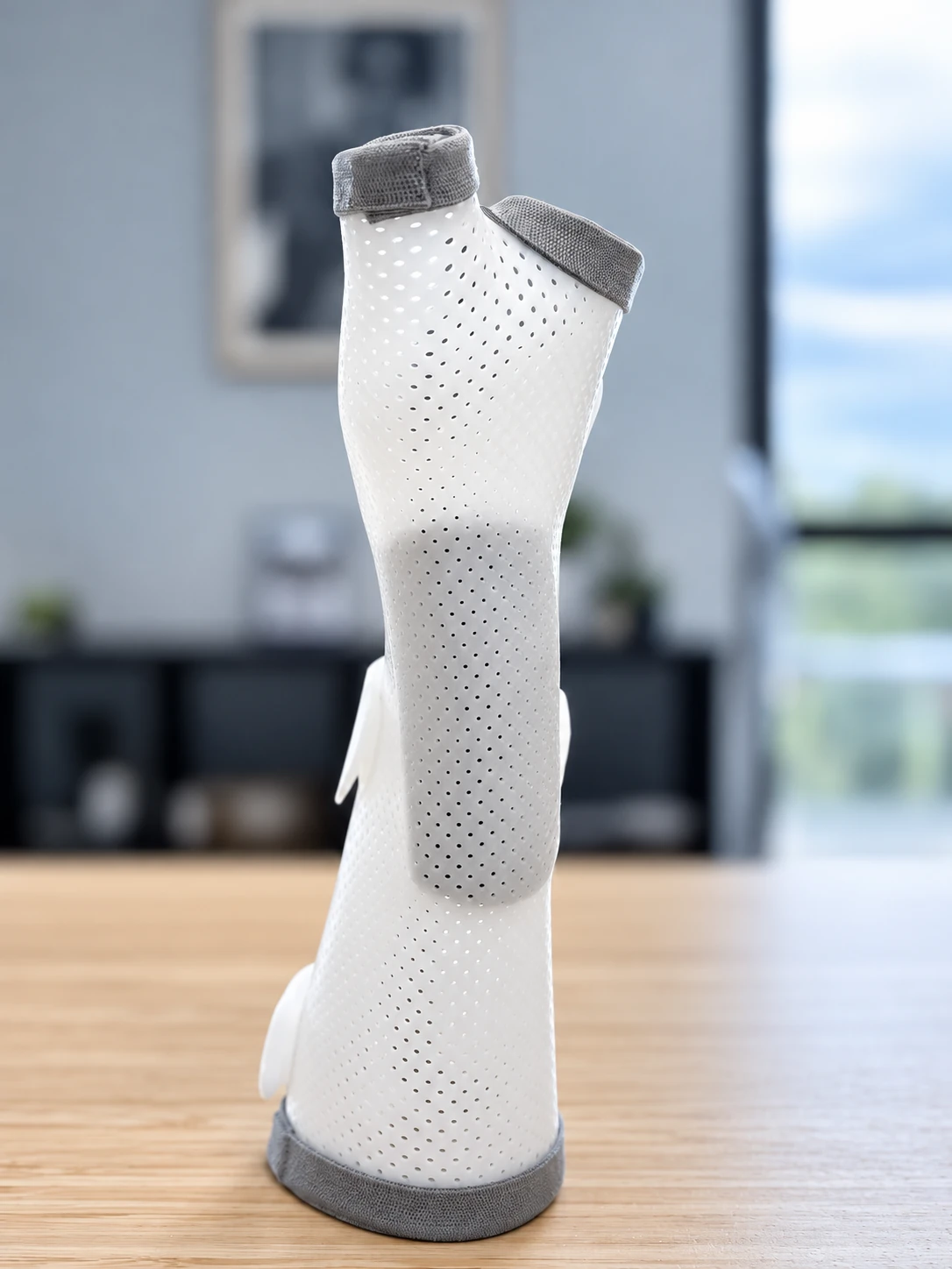 Orthèse longue thermoformée réalisée sur mesure, présentée dans l’atelier du centre